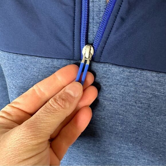 [Vineyard Vines] Performance Fabric 1/4 Zip in Blue - Size Medium - Picture 3 of 5